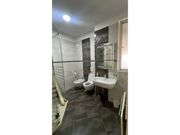 Tirane, jepet me qera apartament 3+1 Kati 3, 116 m² 1.200 € (pazari i ri)