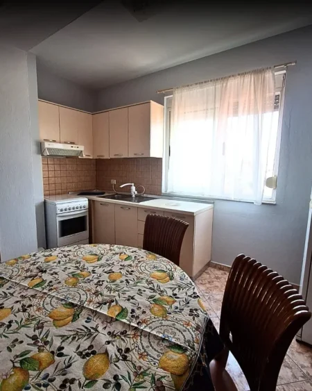 Tirane, jepet me qera apartament 1+1+Ballkon Kati 5, 70 m² 550 € 
