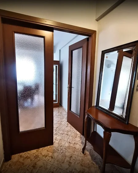 Tirane, jepet me qera apartament 1+1+Ballkon Kati 5, 70 m² 550 € 