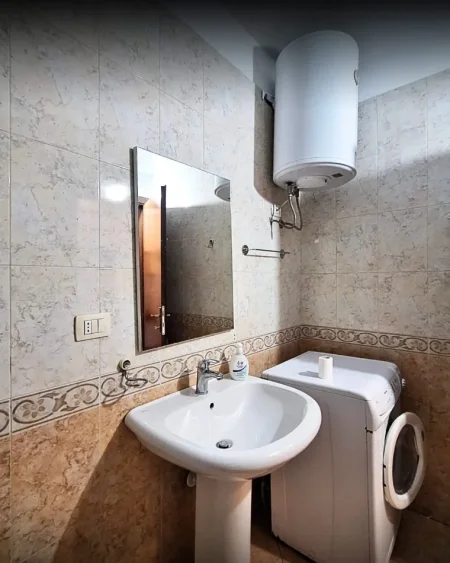 Tirane, jepet me qera apartament 1+1+Ballkon Kati 5, 70 m² 550 € 