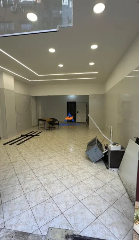Tirane, jepet me qera ambjent biznesi Kati 0, 70 m² 625 € 