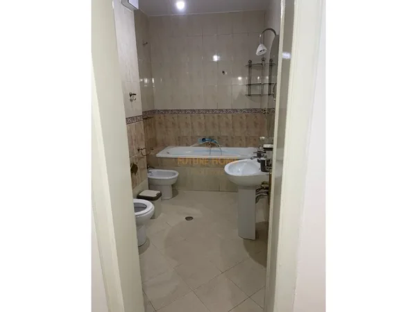 Tirane, jepet me qera apartament 2+1 Kati 4, 102 m² 700 € (komuna e parisit)