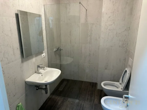 Tirane, jepet me qera zyre Kati 6, 107 m² 750 € (Quartum Residence)