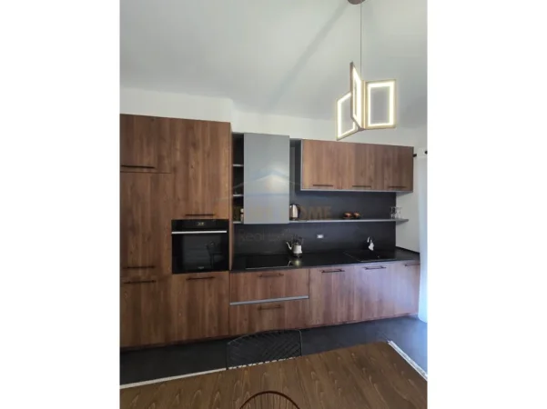 Tirane, jepet me qera apartament 2+1+Ballkon Kati 3, 94 m² 1.100 € (Liqeni i Thate)