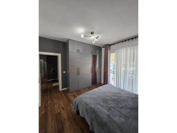 Tirane, jepet me qera apartament 2+1+Ballkon Kati 3, 94 m² 1.100 € (Liqeni i Thate)