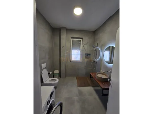 Tirane, jepet me qera apartament 2+1+Ballkon Kati 3, 94 m² 1.100 € (Liqeni i Thate)