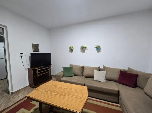 Tirane, jepet me qera Vile 1+1 Kati 1, 350 € 