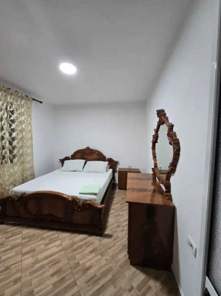 Tirane, jepet me qera Vile 1+1 Kati 1, 350 € 