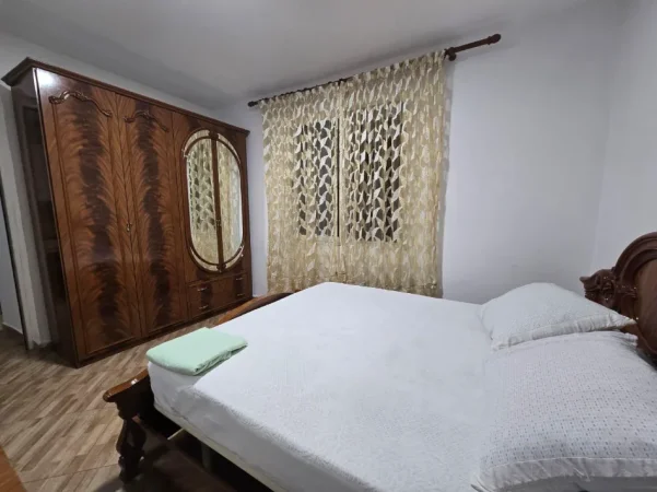 Tirane, jepet me qera Vile 1+1 Kati 1, 350 € 