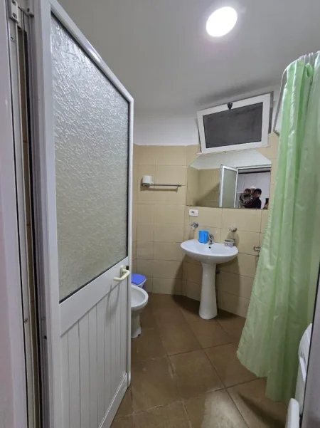 Tirane, jepet me qera Vile 1+1 Kati 1, 350 € 