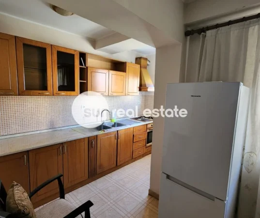 Shkoder, jepet me qera apartament 2+1+Ballkon Kati 1, 85 m² (KRYQEZIMI PREK CALIT)