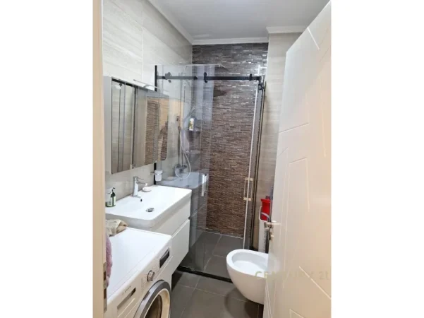 Tirane, jepet me qera apartament 2+1 Kati 3, 89 m² 900 € (Pazari i Ri)