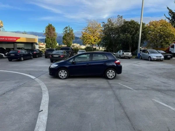 Sarande, shes makine Toyota Auris Nafte, blu manuale Klima 191.000 km 5.000 €