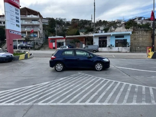 Sarande, shes makine Toyota Auris Nafte, blu manuale Klima 191.000 km 5.000 €