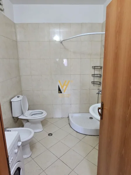 Tirane, jepet me qera apartament 1+1+Ballkon Kati 5, 70 m² 500 € (SELVIA)