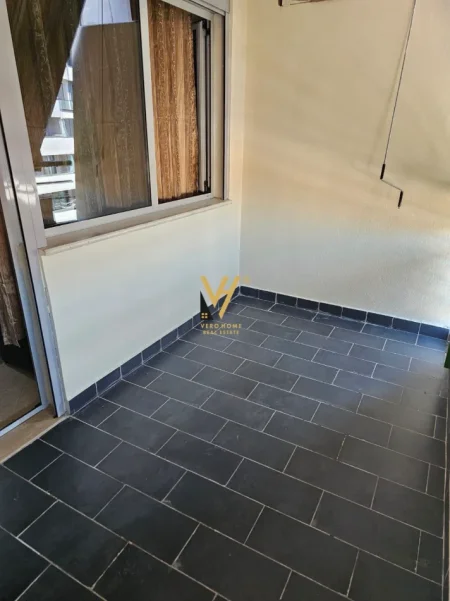 Tirane, jepet me qera apartament 1+1+Ballkon Kati 5, 70 m² 500 € (SELVIA)