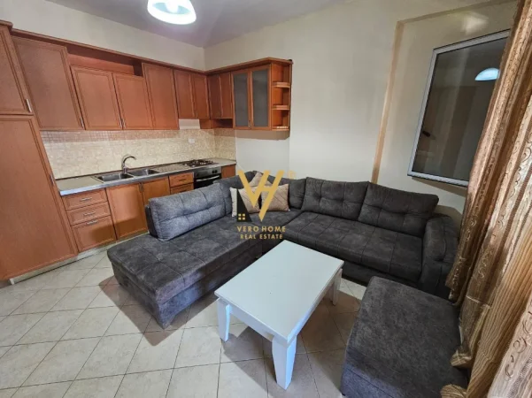Tirane, jepet me qera apartament 1+1+Ballkon Kati 5, 70 m² 500 € (SELVIA)