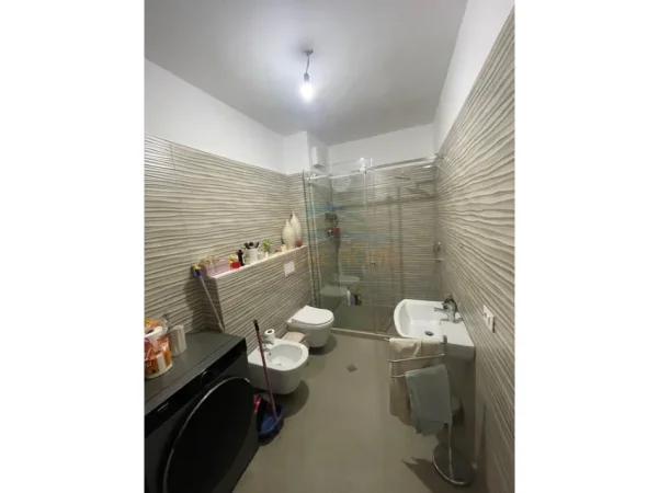 Tirane, shitet apartament 1+1 Kati 4, 70 m² 120.000 € (Sauk)