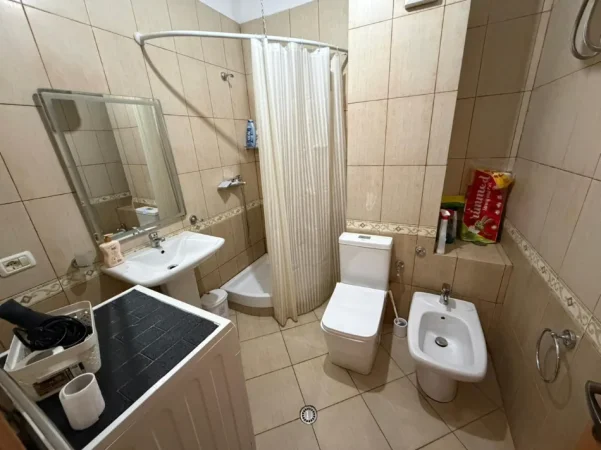 Tirane, jepet me qera apartament 1+1 Kati 2, 67 m² 750 € (Rruga e Barrikadave)