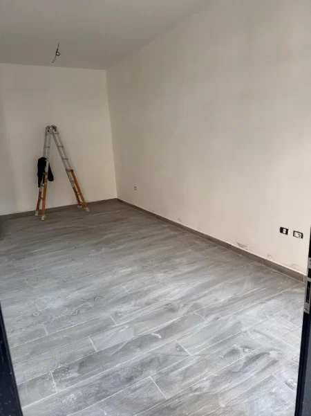 Tirane, jepet me qera zyre Kati 0, 32 m² 500 € (STADIUMI DINAMO)