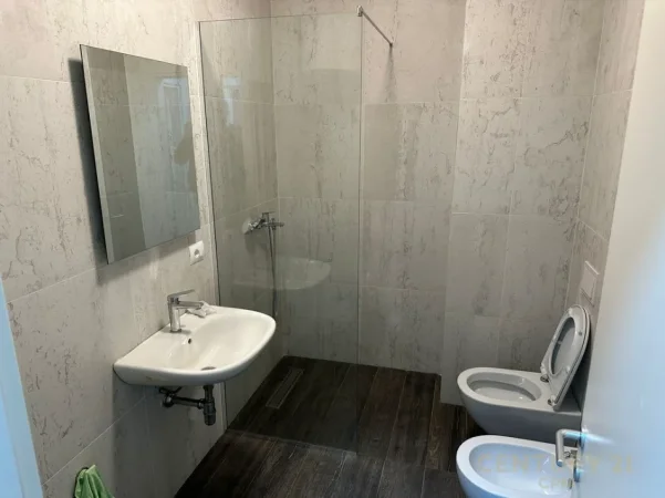 Tirane, jepet me qera zyre Kati 6, 107 m² 750 € (Rruga Asim Vokshi)
