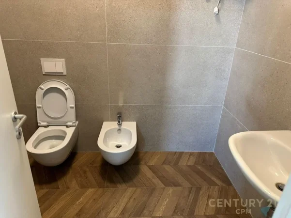 Tirane, jepet me qera zyre Kati 6, 107 m² 750 € (Rruga Asim Vokshi)