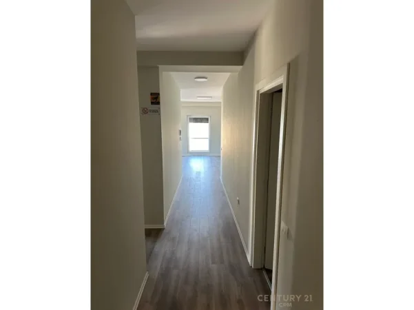 Tirane, jepet me qera zyre Kati 6, 107 m² 750 € (Rruga Asim Vokshi)