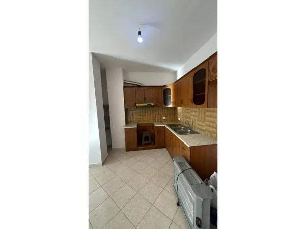 Tirane, jepet me qera apartament 2+1 Kati 8, 105 m² 400 € 