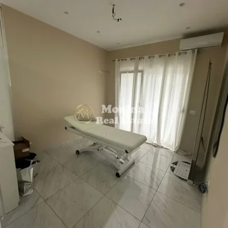 Tirane, jepet me qera ambjent biznesi Kati 6, 70 m² 650 € (Komuna e Parisit)