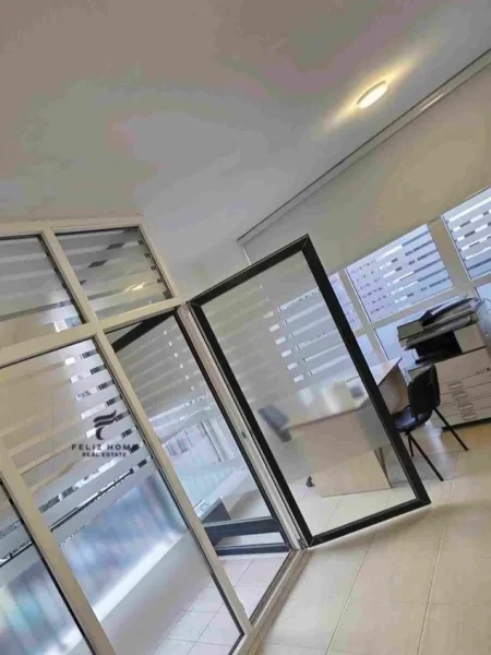 Tirane, jepet me qera zyre Kati 2, 65 m² 500 € (BULEVARDI I RI)