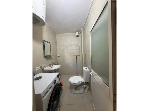 Tirane, jepet me qera apartament 1+1+Ballkon Kati 1, 70 m² 650 € (Rruga e Dibrës)