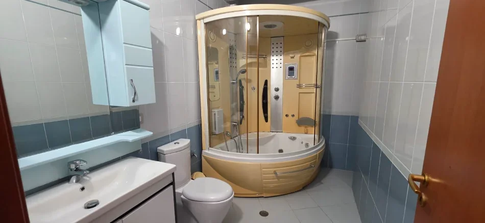 Tirane, jepet me qera apartament 2+1 Kati 5, 110 m² 700 € (Komuna e Parisit)