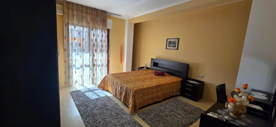 Tirane, jepet me qera apartament 2+1 Kati 5, 110 m² 700 € (Komuna e Parisit)