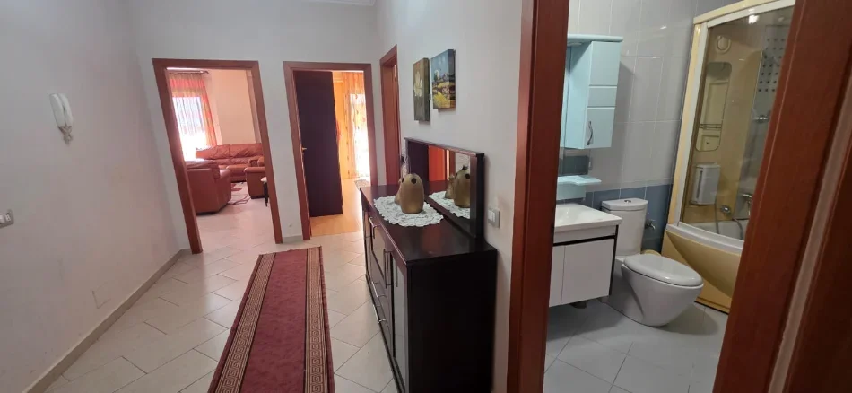 Tirane, jepet me qera apartament 2+1 Kati 5, 110 m² 700 € (Komuna e Parisit)