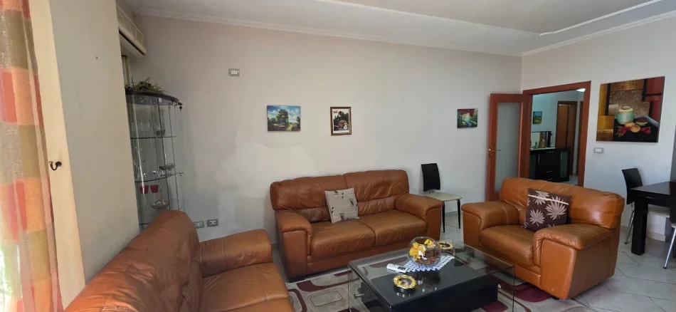 Tirane, jepet me qera apartament 2+1 Kati 5, 110 m² 700 € (Komuna e Parisit)