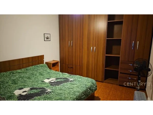 Tirane, jepet me qera apartament 1+1 , 77 m² 550 € (prane viles Gold)