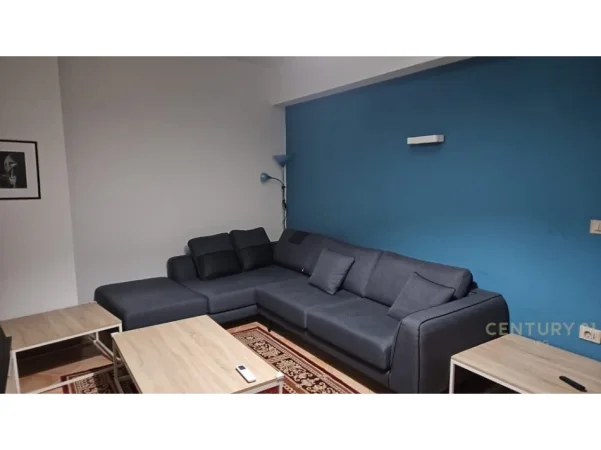 Tirane, jepet me qera apartament 1+1 , 77 m² 550 € (prane viles Gold)