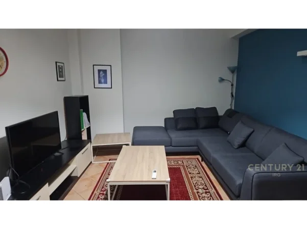 Tirane, jepet me qera apartament 1+1 , 77 m² 550 € (prane viles Gold)