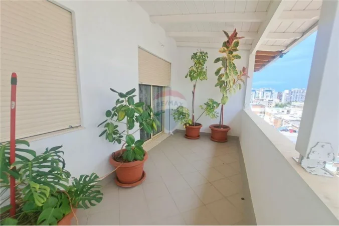 Vlore, jepet me qera apartament 1+1 , 75 m² 370 € (Rr. Hajredin Haxhiraj, Vlorë)