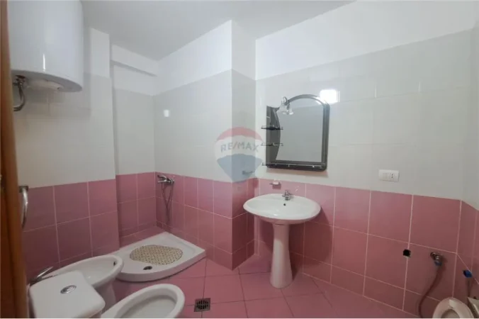 Vlore, jepet me qera apartament 1+1 , 75 m² 370 € (Rr. Hajredin Haxhiraj, Vlorë)