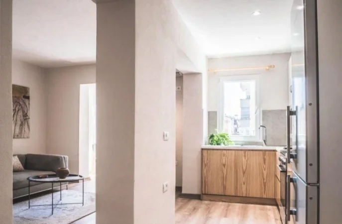 Tirane, jepet me qera apartament 1+1 Kati 4, 60 m² 650 € (QENDER)