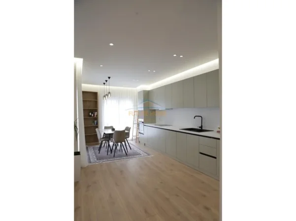 Tirane, jepet me qera apartament 2+1 Kati 4, 119 m² 1.200 € (Zogu i Zi)