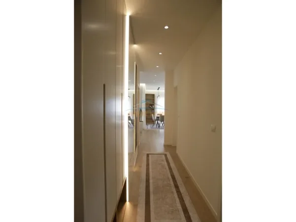 Tirane, jepet me qera apartament 2+1 Kati 4, 119 m² 1.200 € (Zogu i Zi)