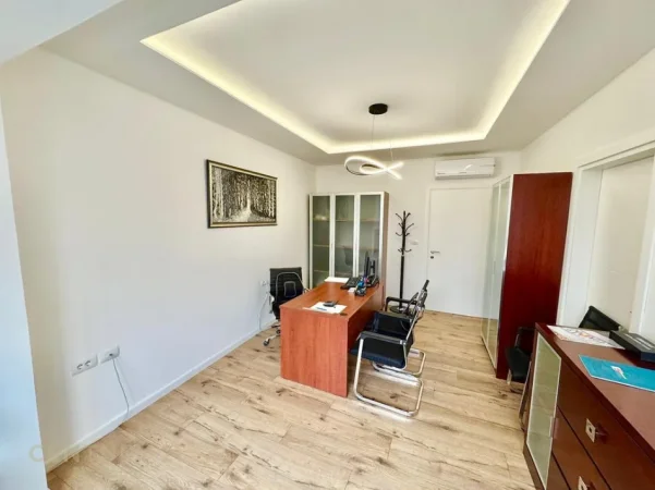Tirane, jepet me qera 1+1 Kati 1, 72 m² 1.100 €