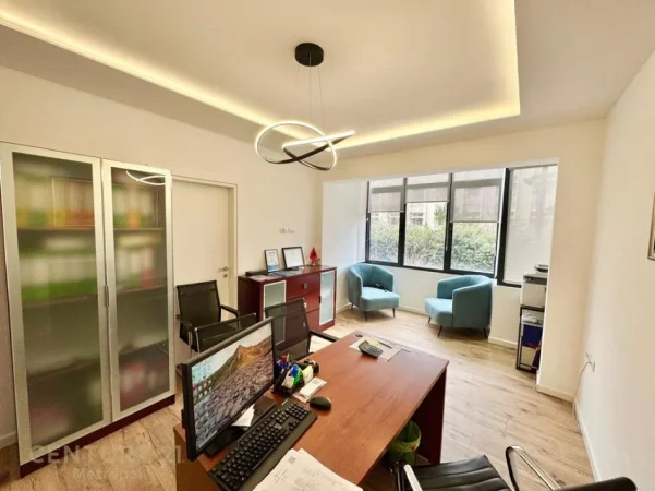 Tirane, jepet me qera 1+1 Kati 1, 72 m² 1.100 €