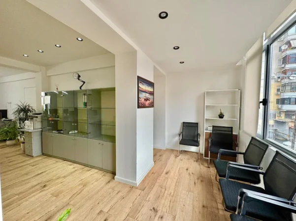 Tirane, jepet me qera 1+1 Kati 1, 72 m² 1.100 €