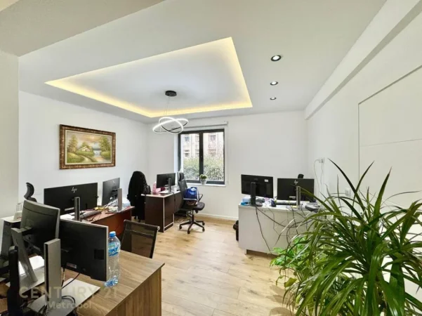 Tirane, jepet me qera 1+1 Kati 1, 72 m² 1.100 €