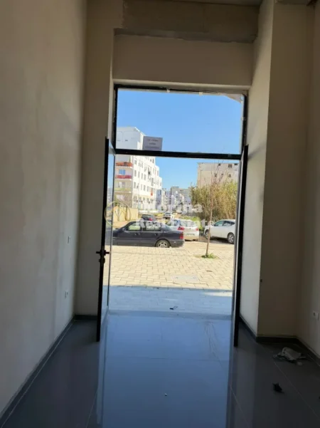Tirane, jepet me qera ambjent biznesi Kati 0, 32 m² 500 € (Astir)