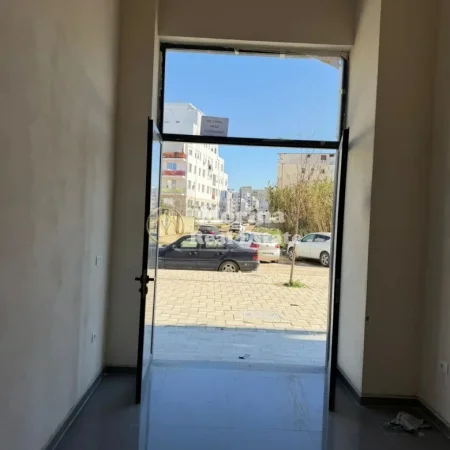 Tirane, jepet me qera ambjent biznesi Kati 0, 32 m² 500 € (Astir)