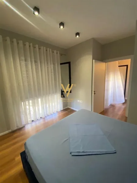 Tirane, jepet me qera apartament 2+1+Ballkon Kati 1, 79 m² 600 € (SELVIA)